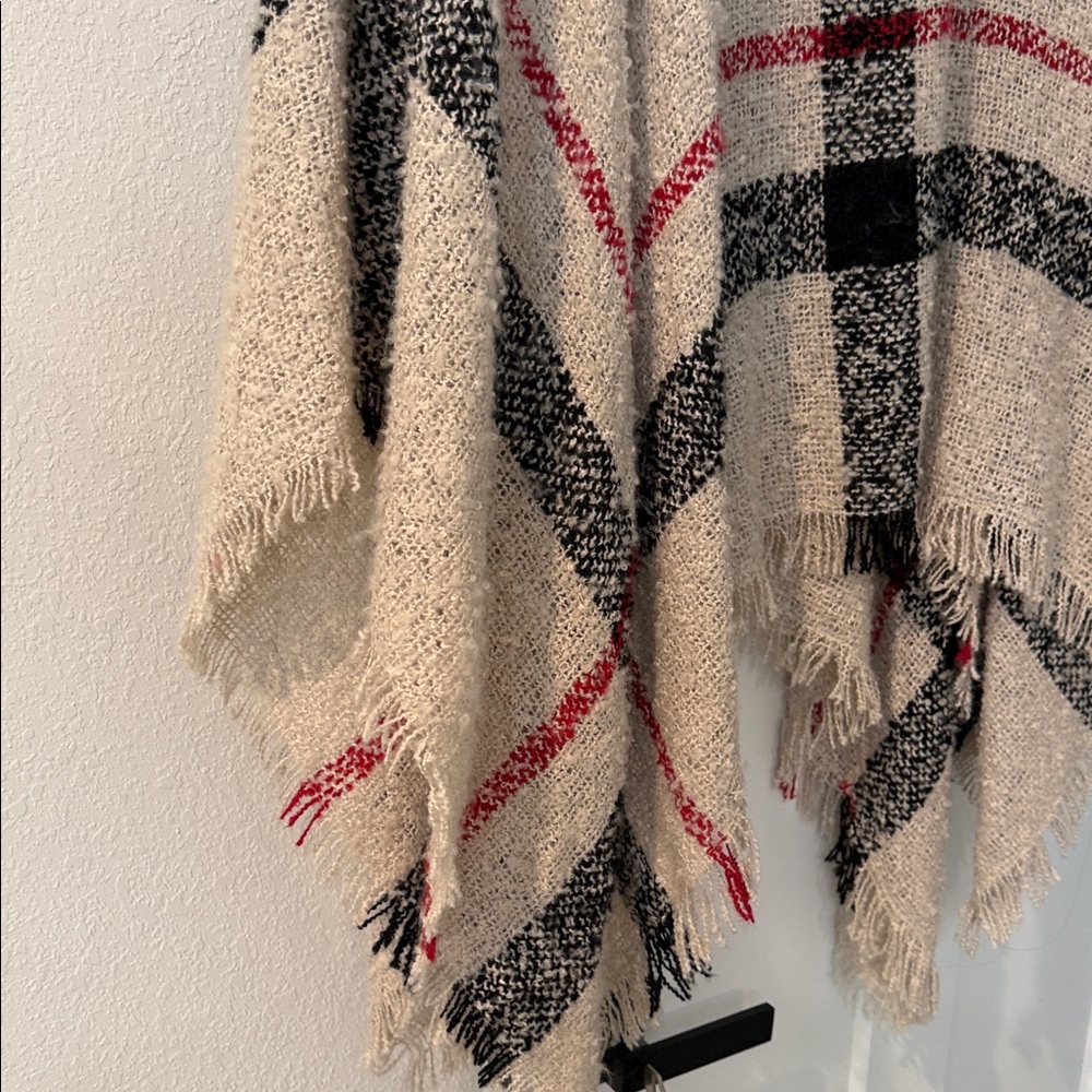 Beautiful and stylish plaid poncho - Picture 3 of 4